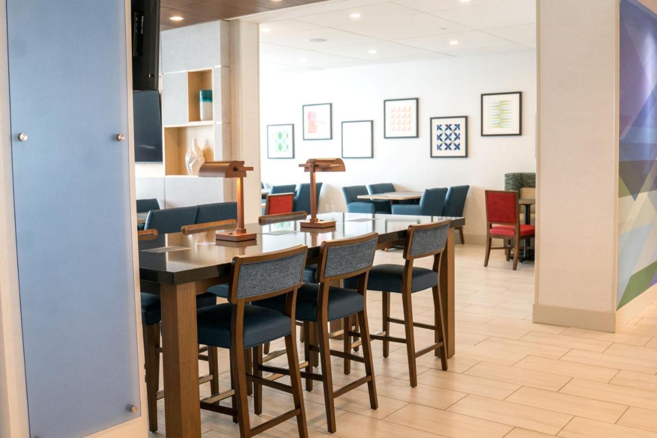 Holiday Inn Express & Suites - Brandon By Ihg Kültér fotó
