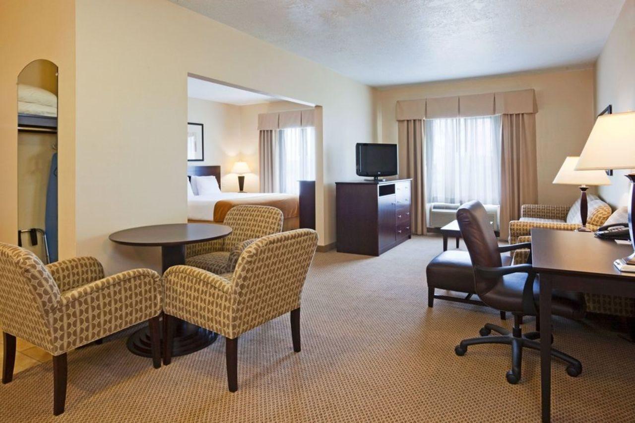 Holiday Inn Express & Suites - Brandon By Ihg Kültér fotó